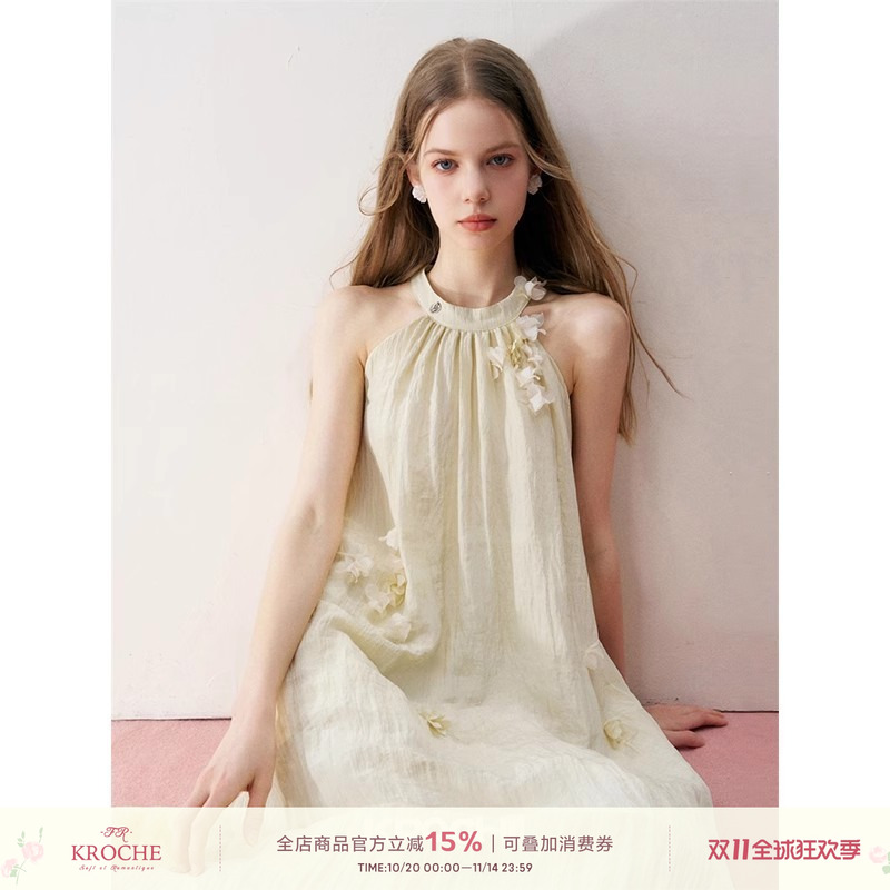 Kroche  水仙黄 垂感睡袍式 立体花淡黄挂脖连衣裙