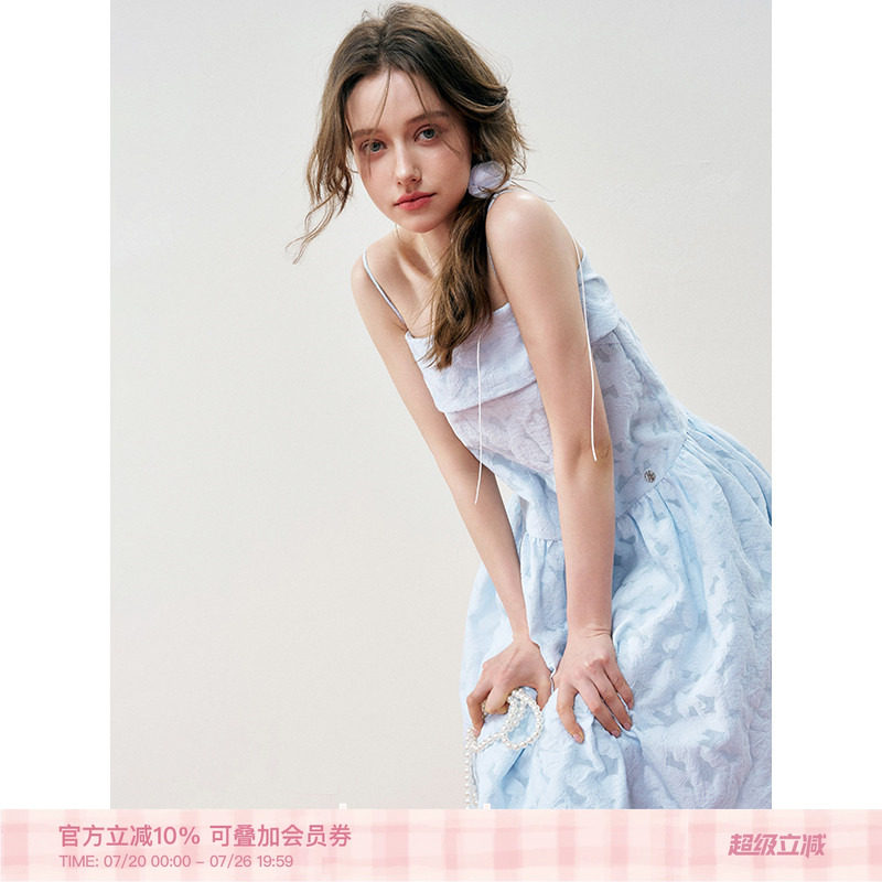 Kroche 浪漫法式 精致提花浅蓝色蓬蓬慵懒长款度假吊带连衣裙