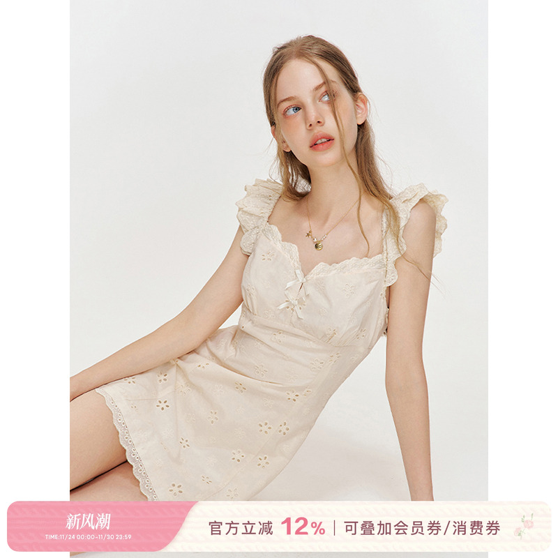 Kroche刺绣蕾丝小飞袖连衣裙