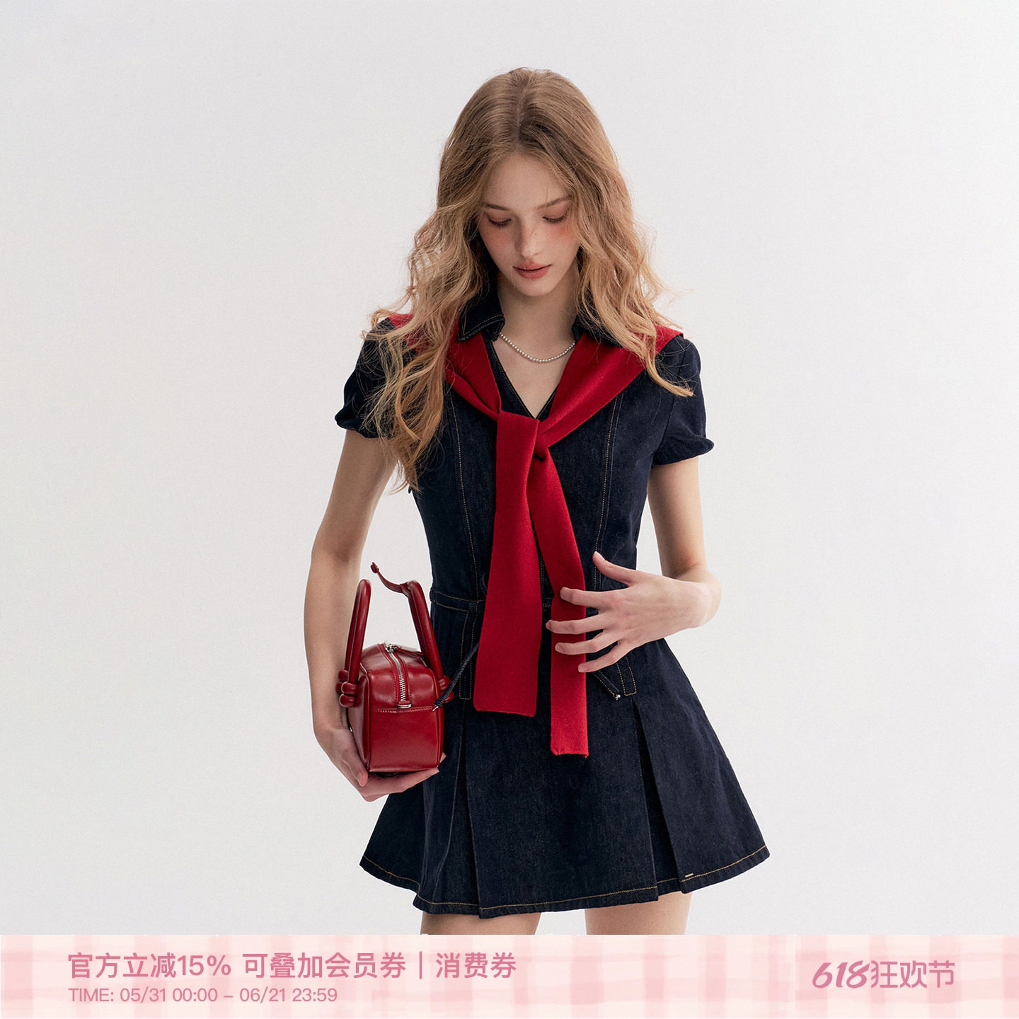 Kroche 慵懒法式 Polo小V领 棉质牛仔系带收腰压褶A字连衣裙