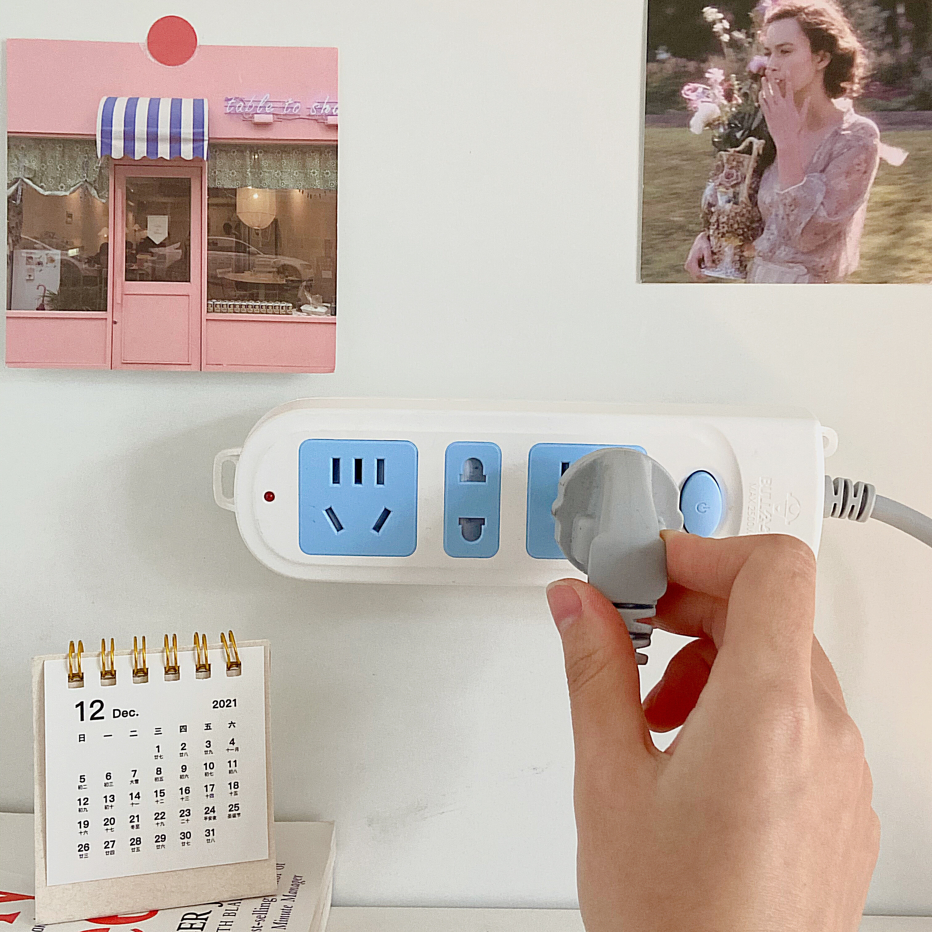 *番茄森森*排插固定器壁挂插座插排收纳置物架免打孔插线板路由器