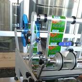 半自动酱料瓶贴标机 碳酸饮料圆瓶通用贴标机 贴商标设备贴标机