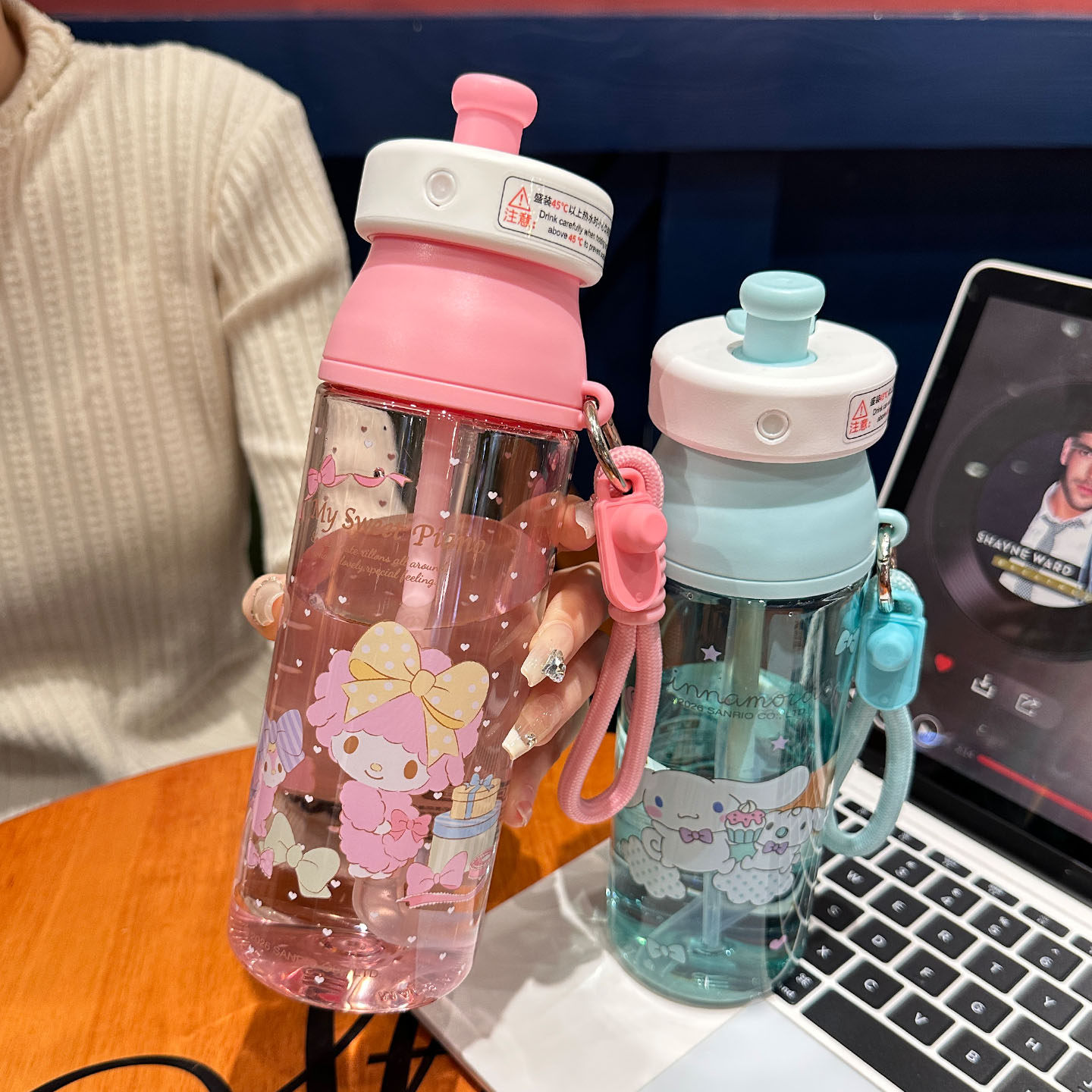 凯蒂猫喷雾水杯女生高颜值夏日补水吸管杯学生便携户外运动水杯子