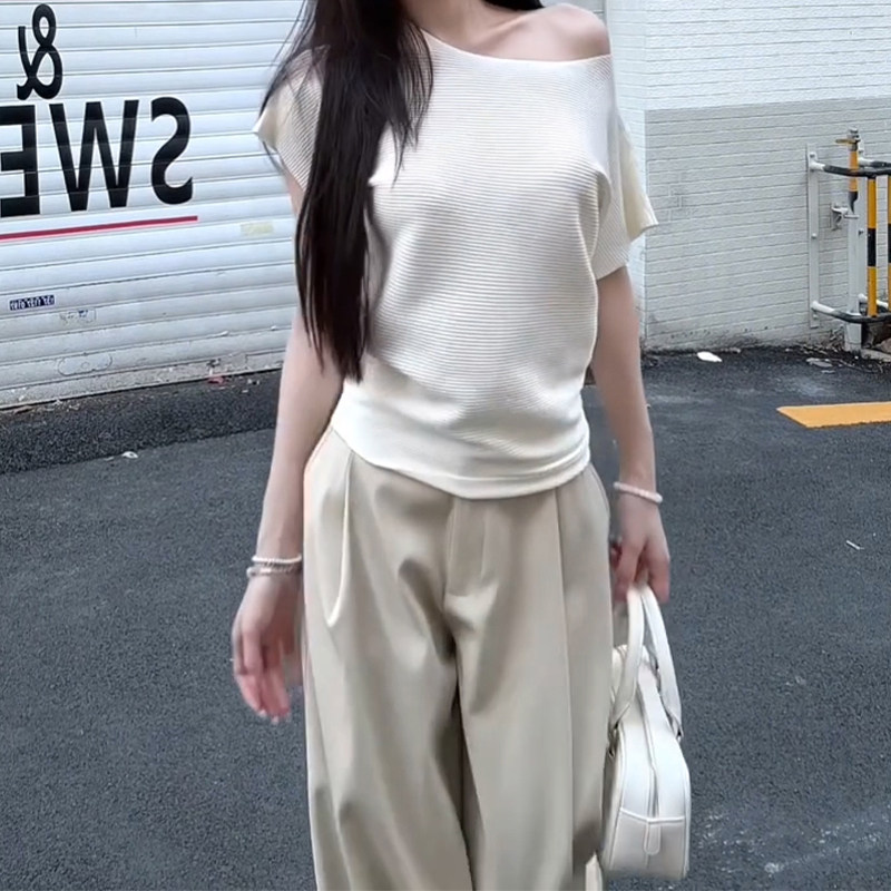 法式杏色斜肩型短袖露肩t恤女夏季高级感独特别致短款漏肩上衣