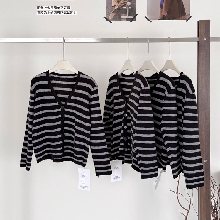 韩系氛围感穿搭V领条纹针织开衫