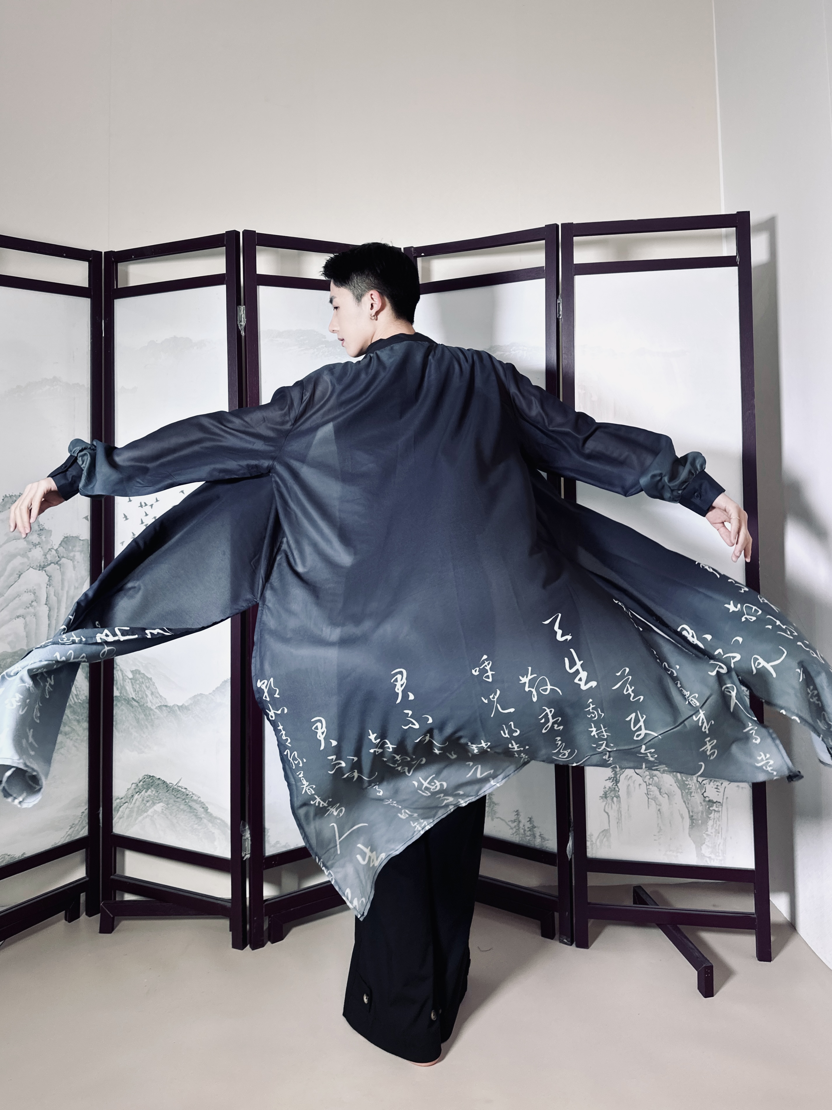 【余二制衣】新中式墨色书法渐变圆领长衫