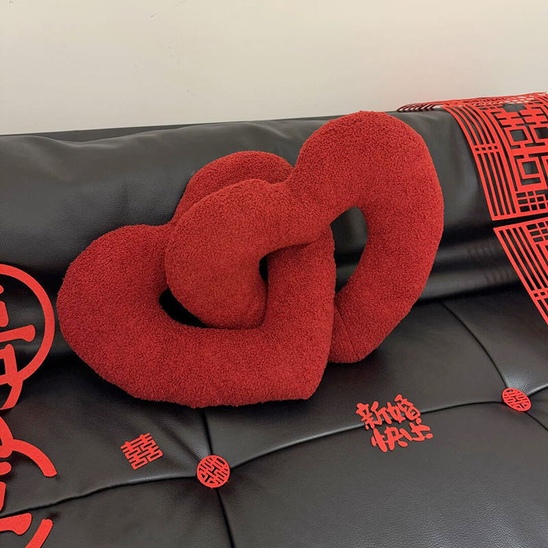 红色爱心心形抱枕很出片