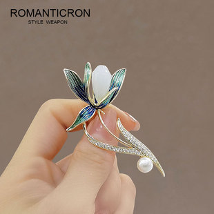 胸针设计感小众女高档气质奢华个性胸花小香风珍珠配件高端扣别针