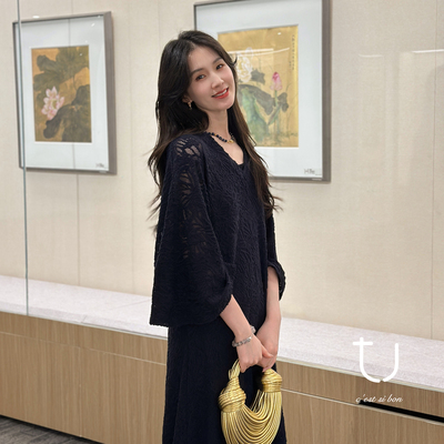TU女装羊毛镂空V领连衣裙