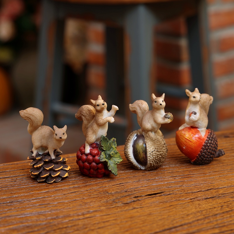 卡通树脂顽皮的小松鼠桌面摆件