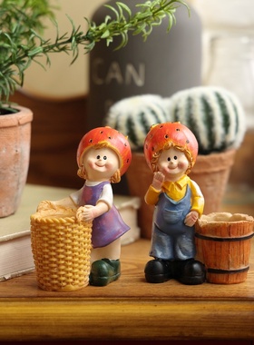 卡通复古草莓头娃娃笔筒摆件礼物