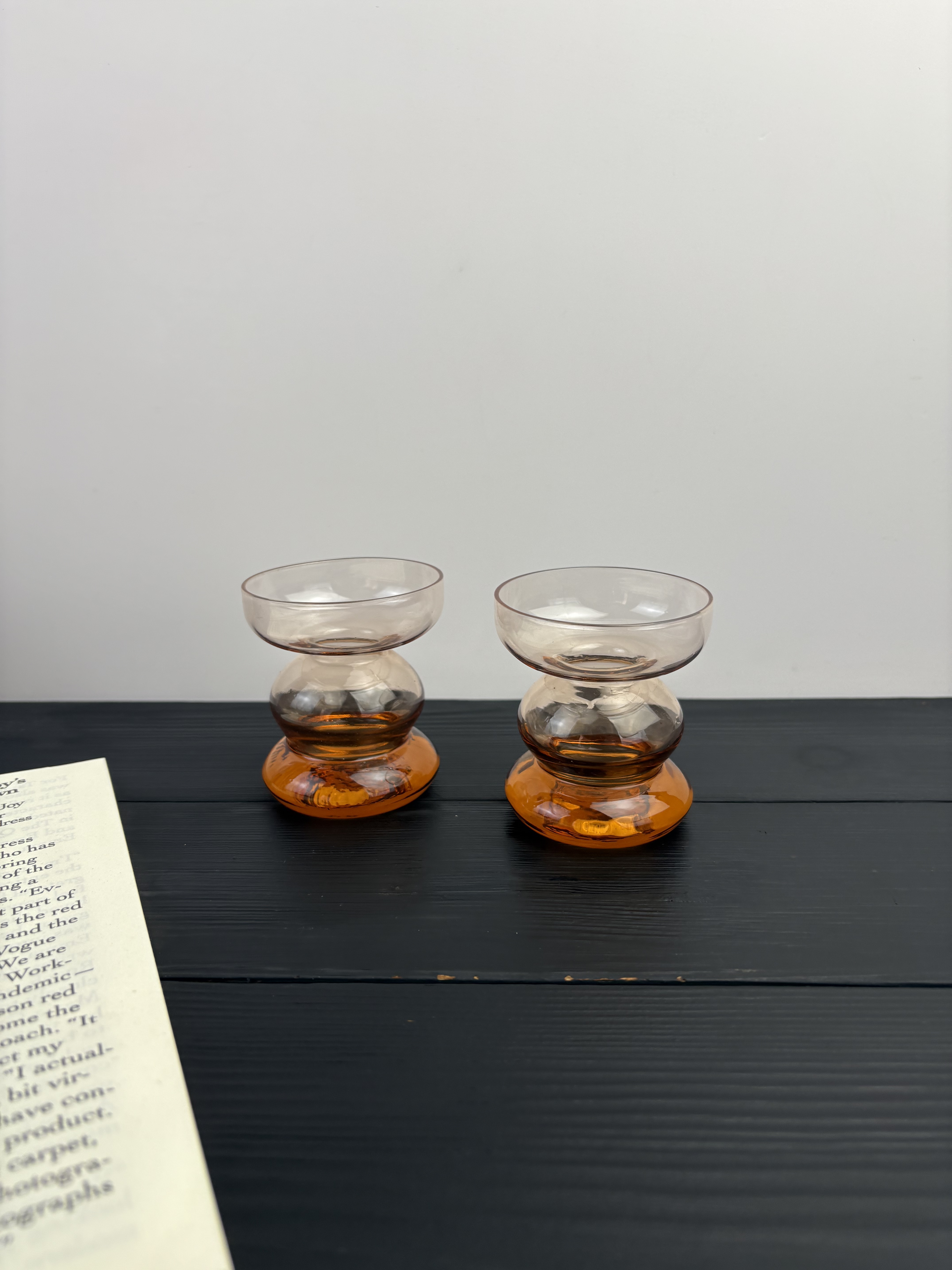 两只装中古琥珀色原色料玻璃烛台蜡烛杯