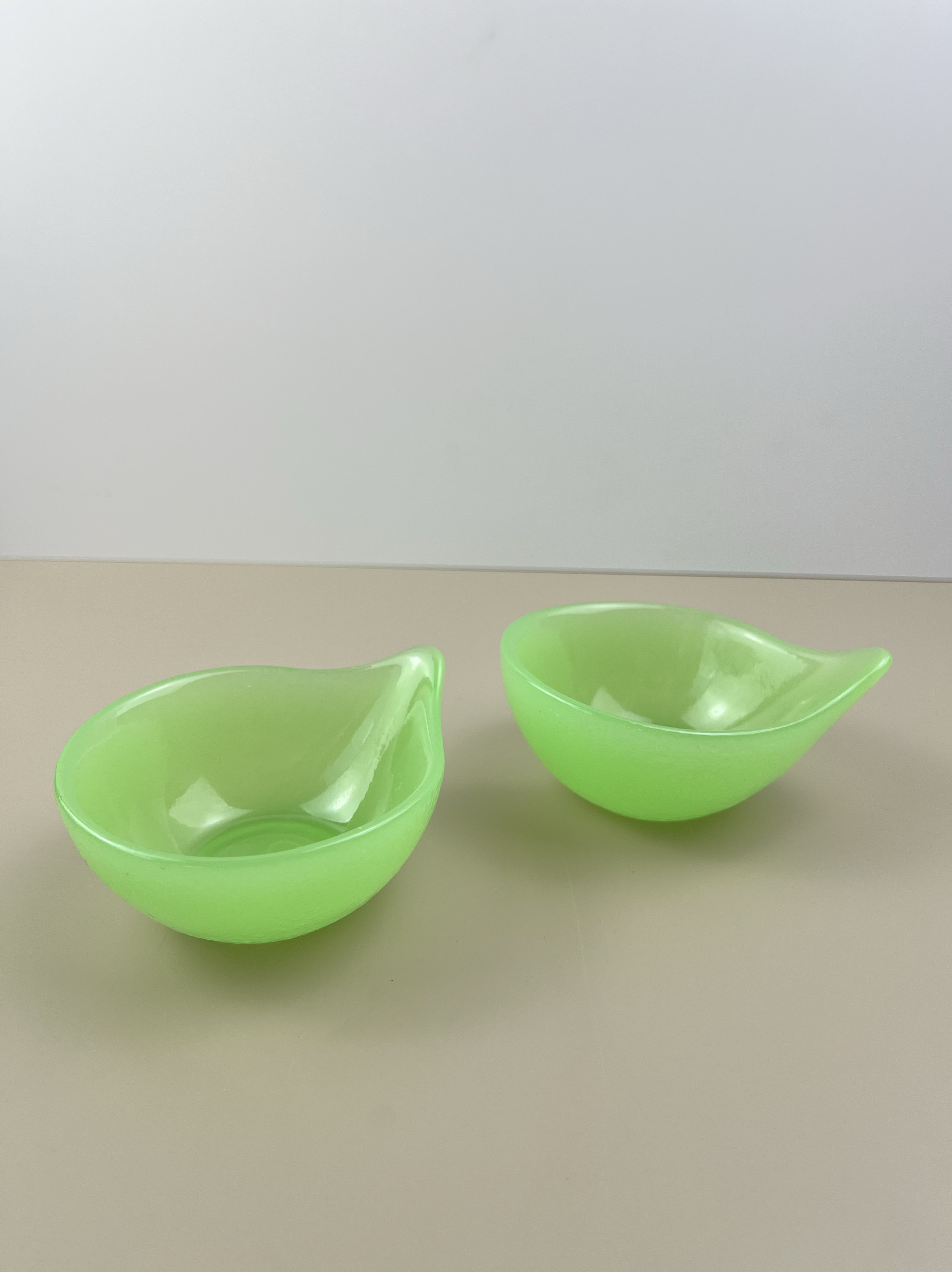 两只装中古vintage绿色玉料玻璃碟子奶玻璃碟子手机实拍奶玻璃碟