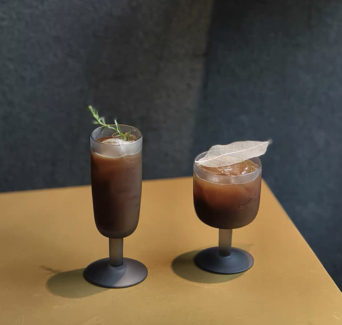 中古北欧烟灰色磨砂感高脚杯玻璃杯雾面烟灰色玻璃杯红酒杯香槟杯