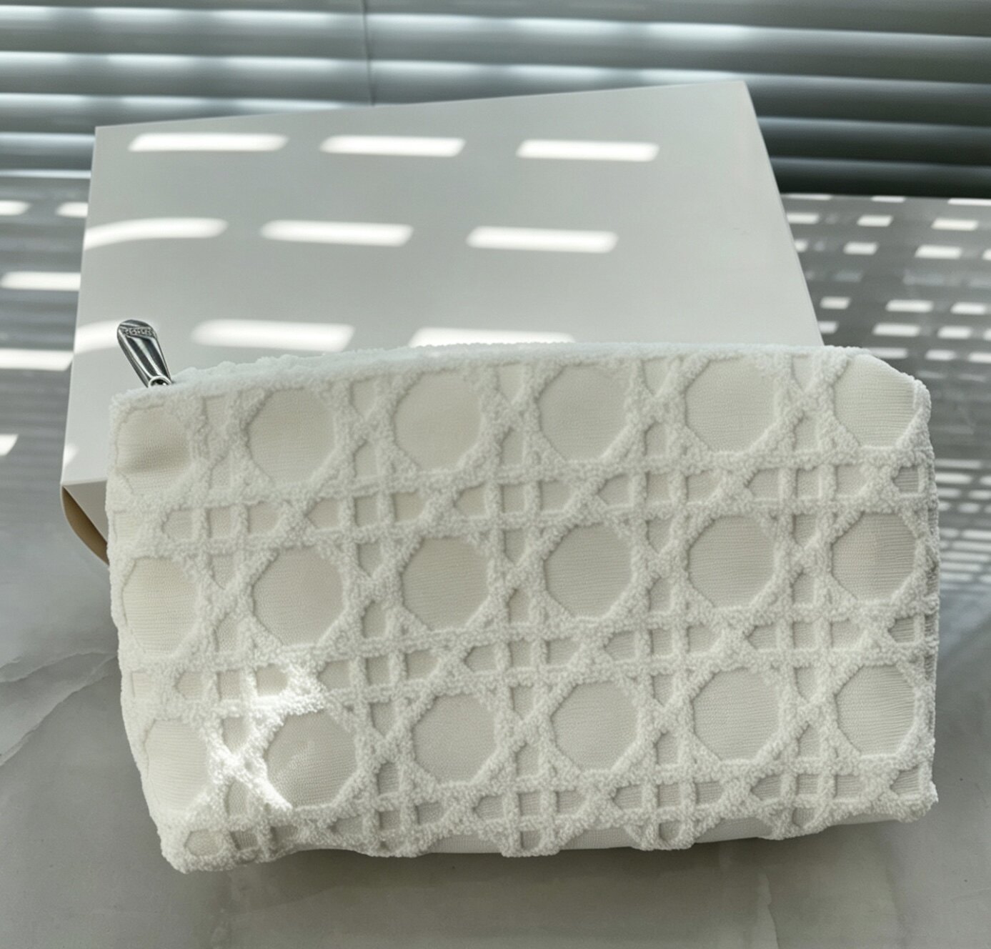 新品赠品乳白色菱形软绵绵收纳包 便携化妆刷洗漱包化妆品旅行包