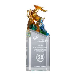龙年牛气冲天一马当先雄鹰骏马水晶琉璃荣誉奖杯定制优秀员工刻字