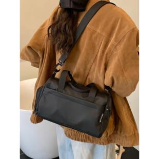 日常通勤百搭包包女式2026新款简约黑色高级感轻便单肩包斜挎包女