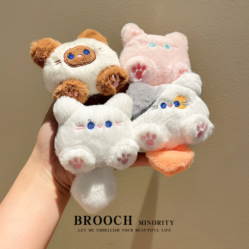可爱毛绒小猫尾胸针猫咪公仔别针挂件少女玩偶情侣衣服包包装饰