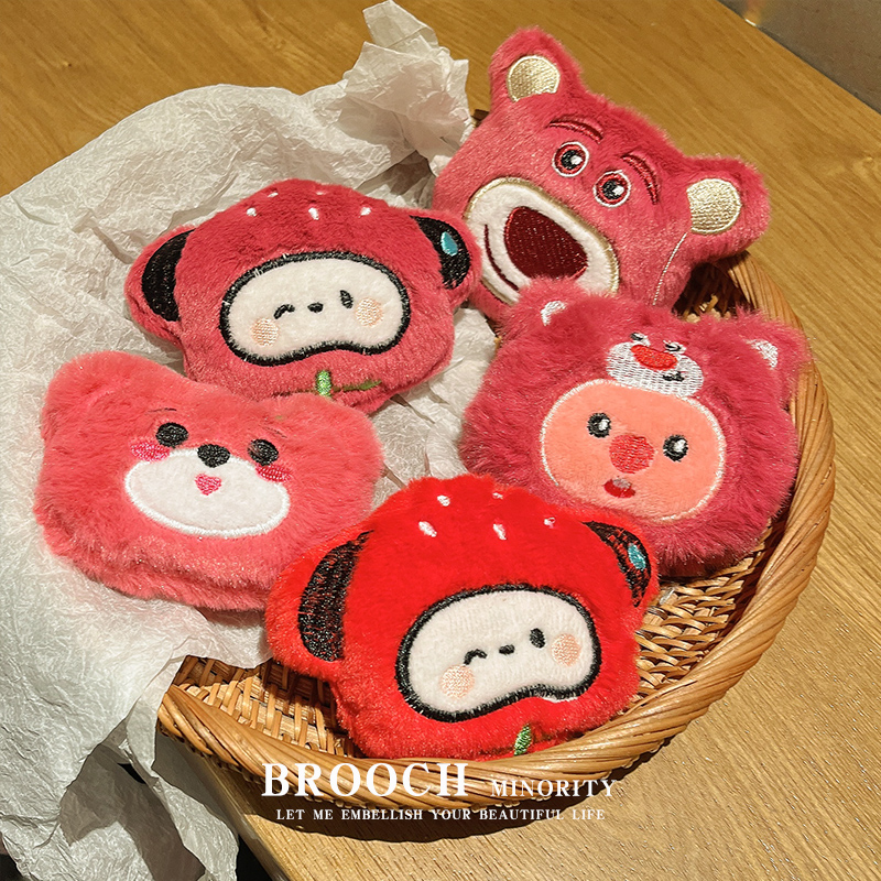 卡通可爱草莓熊胸针毛绒别针玩偶公仔挂件创意围巾饰品包包配饰