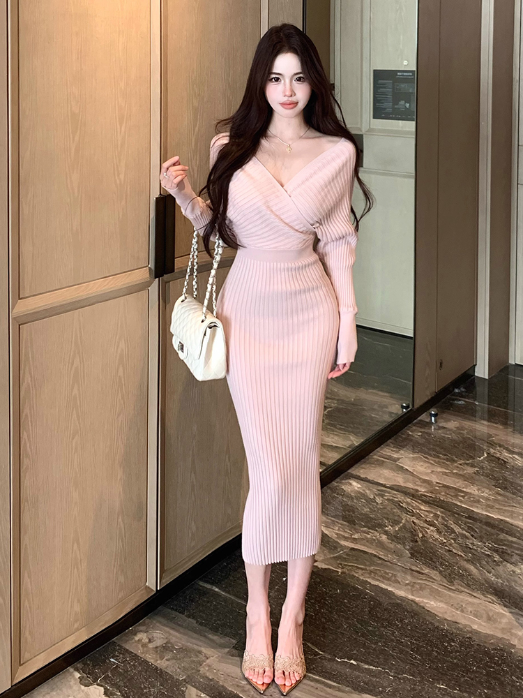 法式礼裙V领粉色连衣裙子女初秋季2025新款收腰显瘦包臀针织长裙