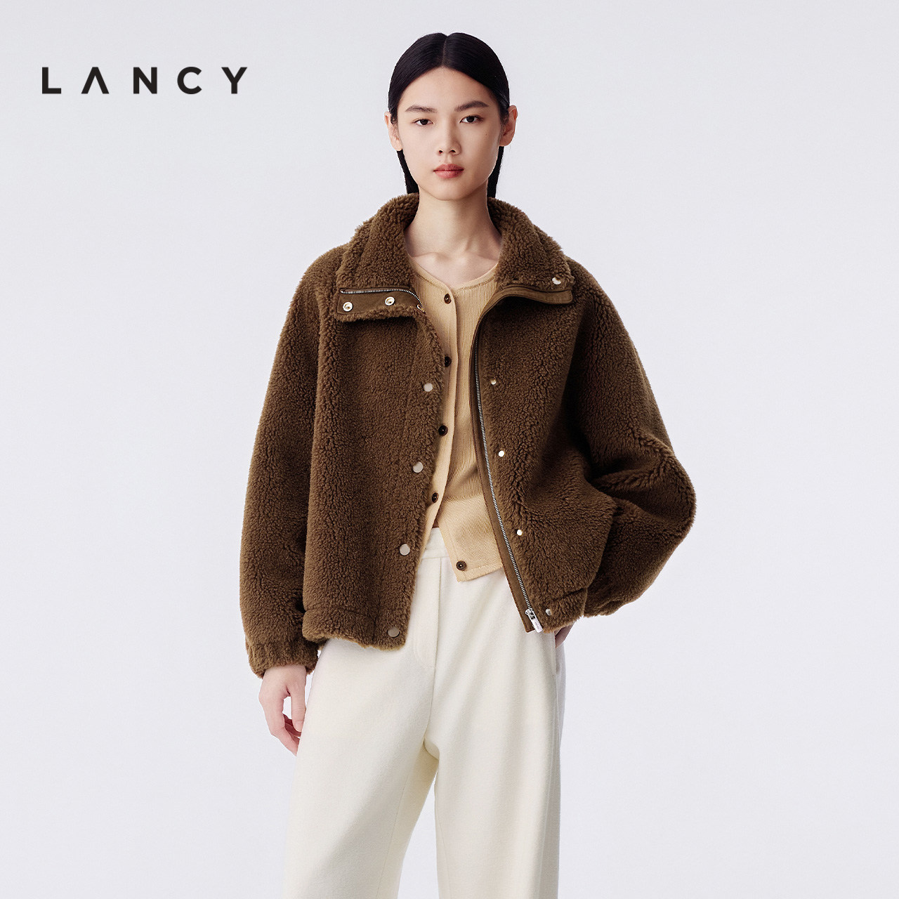 毛绒表面 立领设计 收束下摆