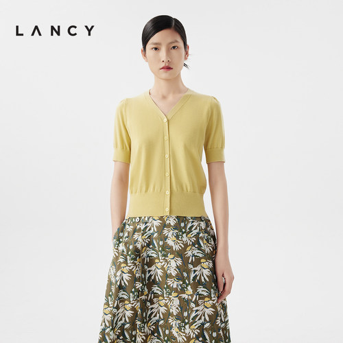 V领领型 同色纽扣 下摆收束