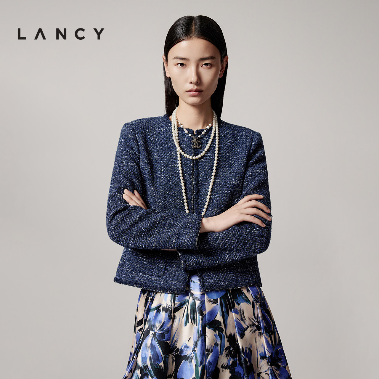 直身短版型 独特肌理感 精致金属扣