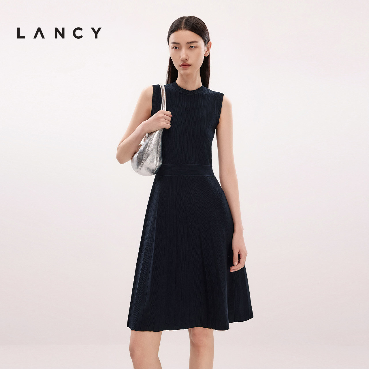 无袖设计 宽边腰头 褶皱下摆