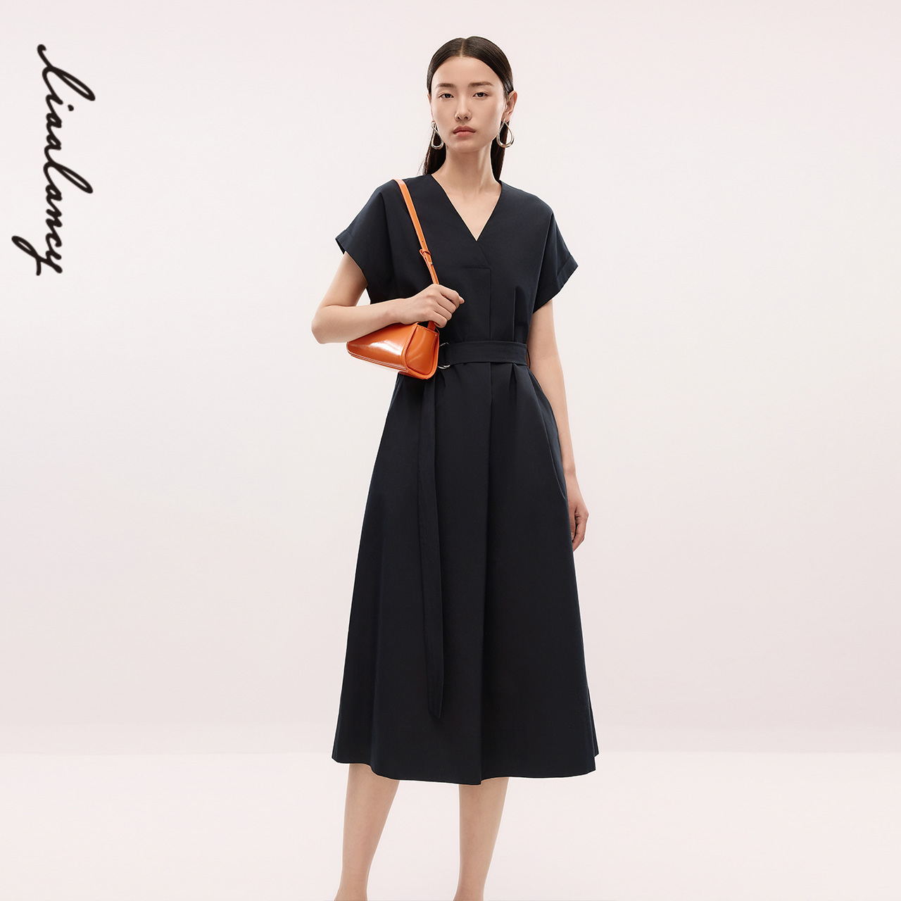 V领设计 舒适面料 静谧色系