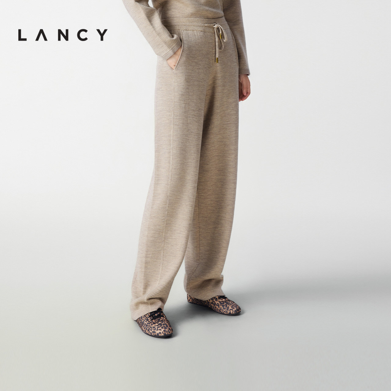 高腰收束 弯刀剪裁 宽松垂坠