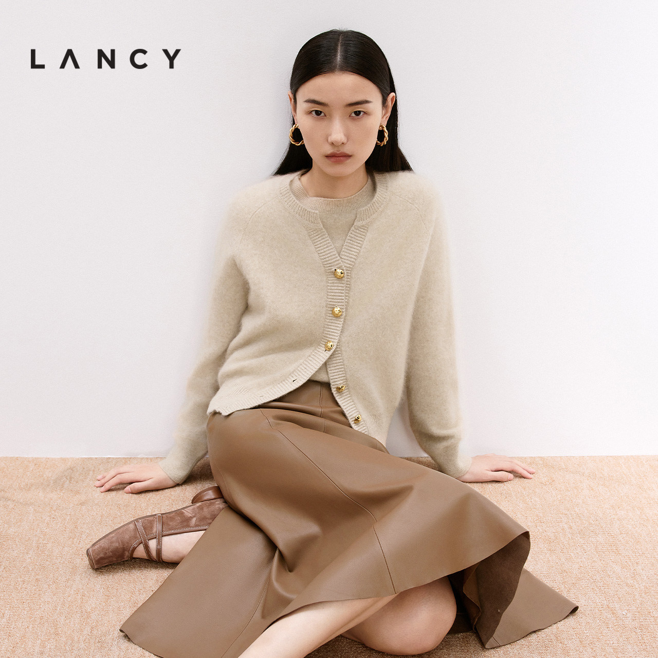 精致纽扣 简约圆领 下摆收束