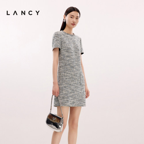 新颖领口 直身裙型 口袋设计