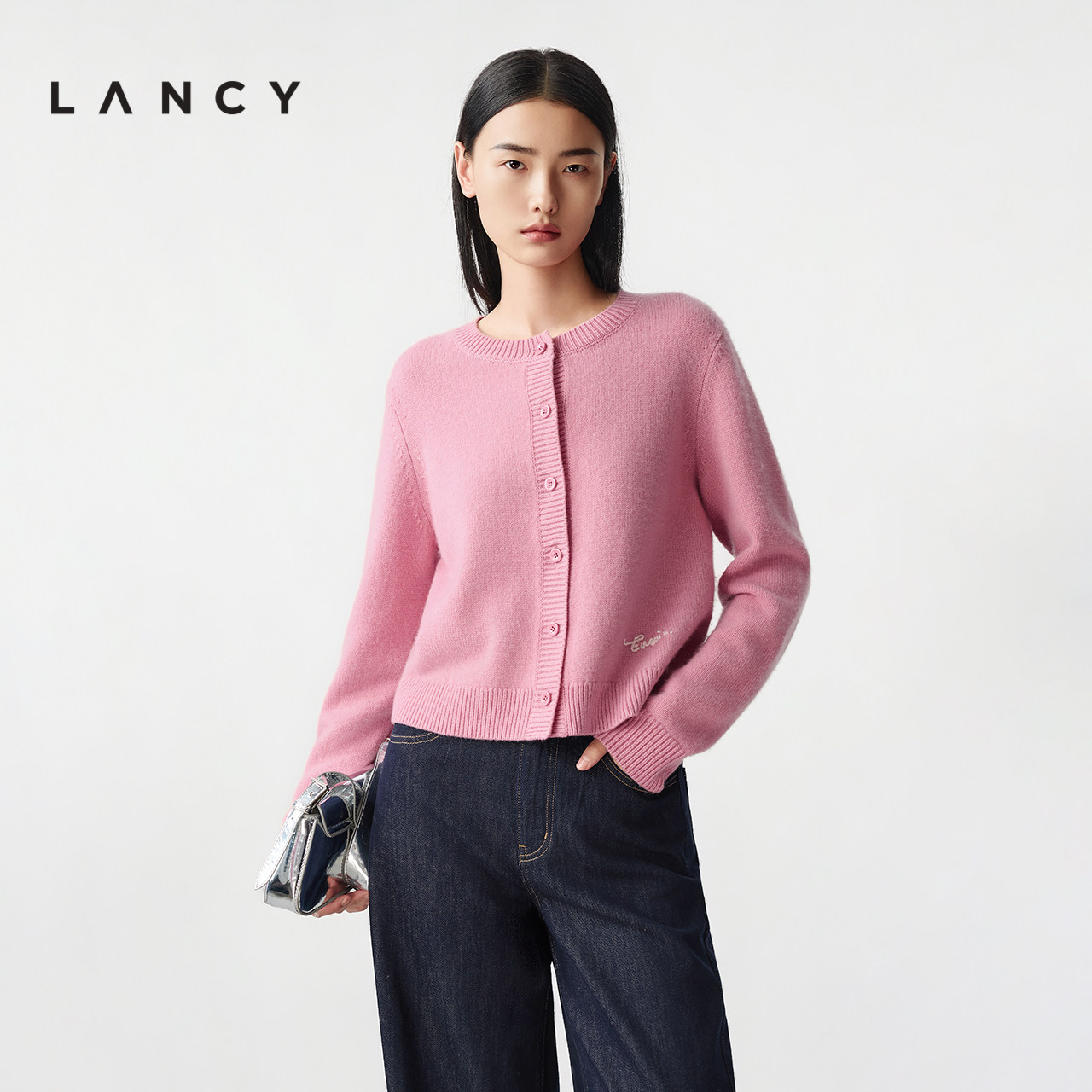 圆领设计 同色排扣 直身版型