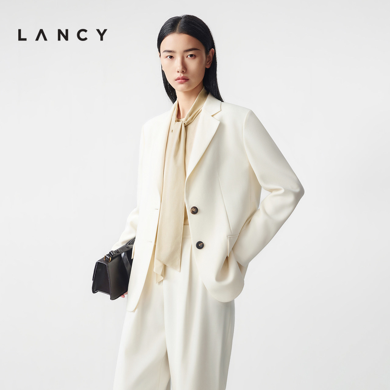 正肩直身 简约廓形 翻盖口袋