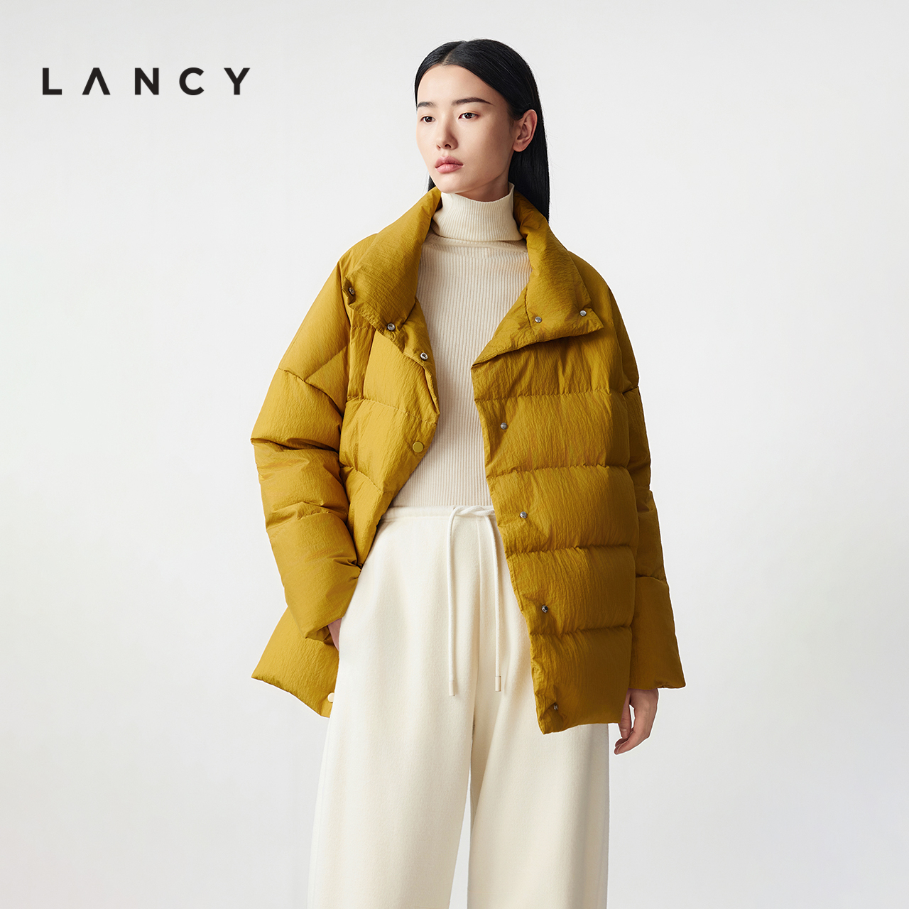 宽松版型 立领设计 磨砂表面