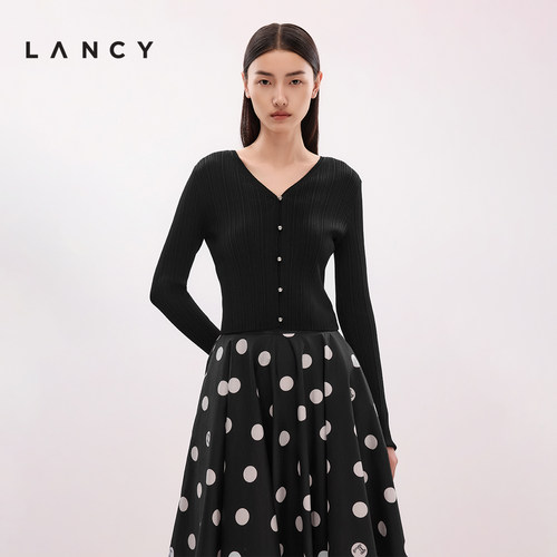 竖条肌理 优雅V领 精美纽扣