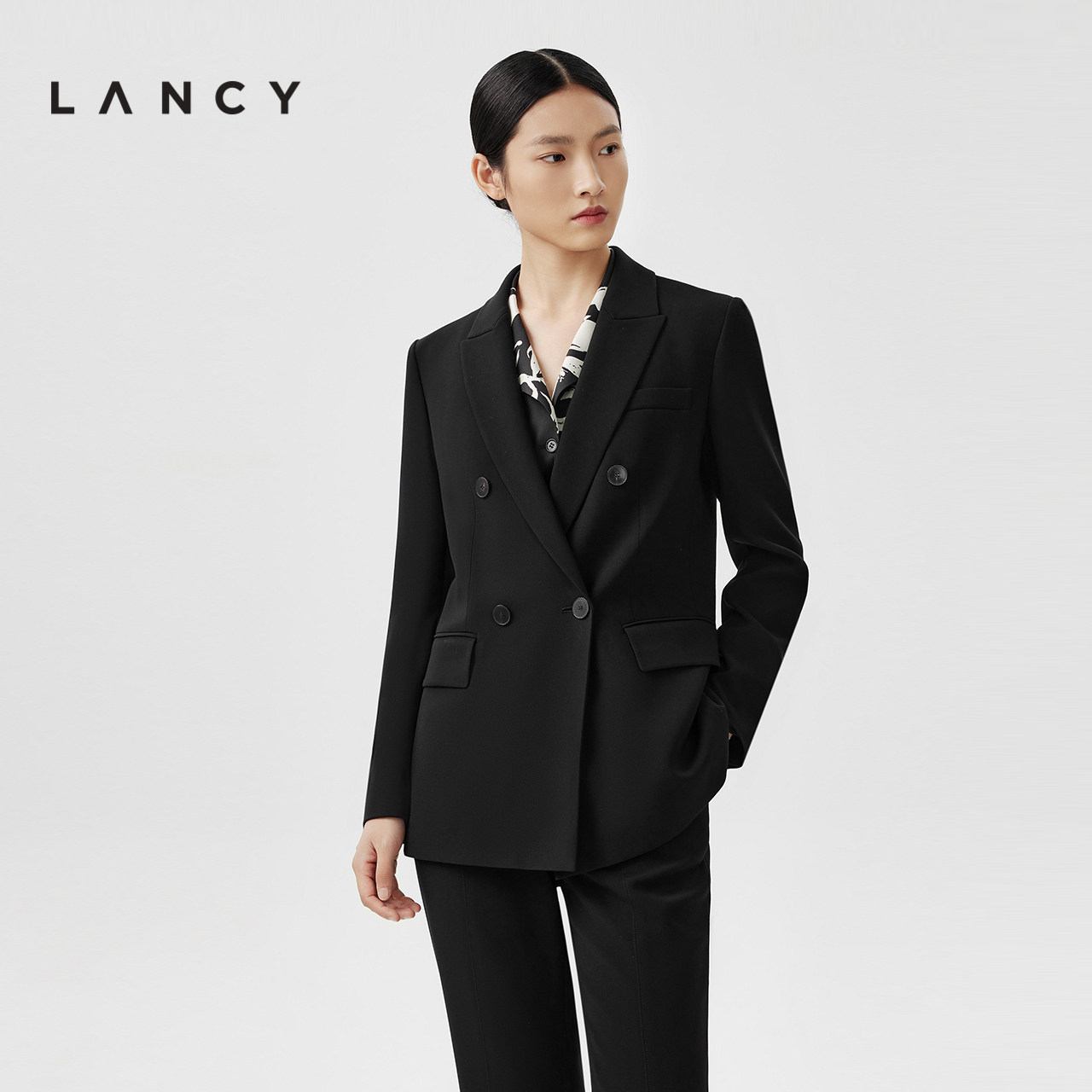 翻领领型 兜盖设计 宽肩造型