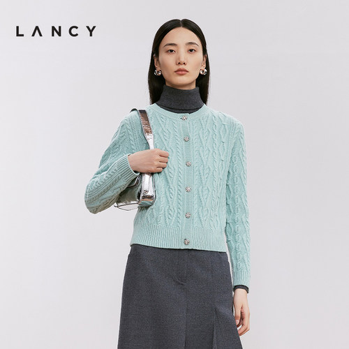 提花组织 精致钻扣 优雅圆领