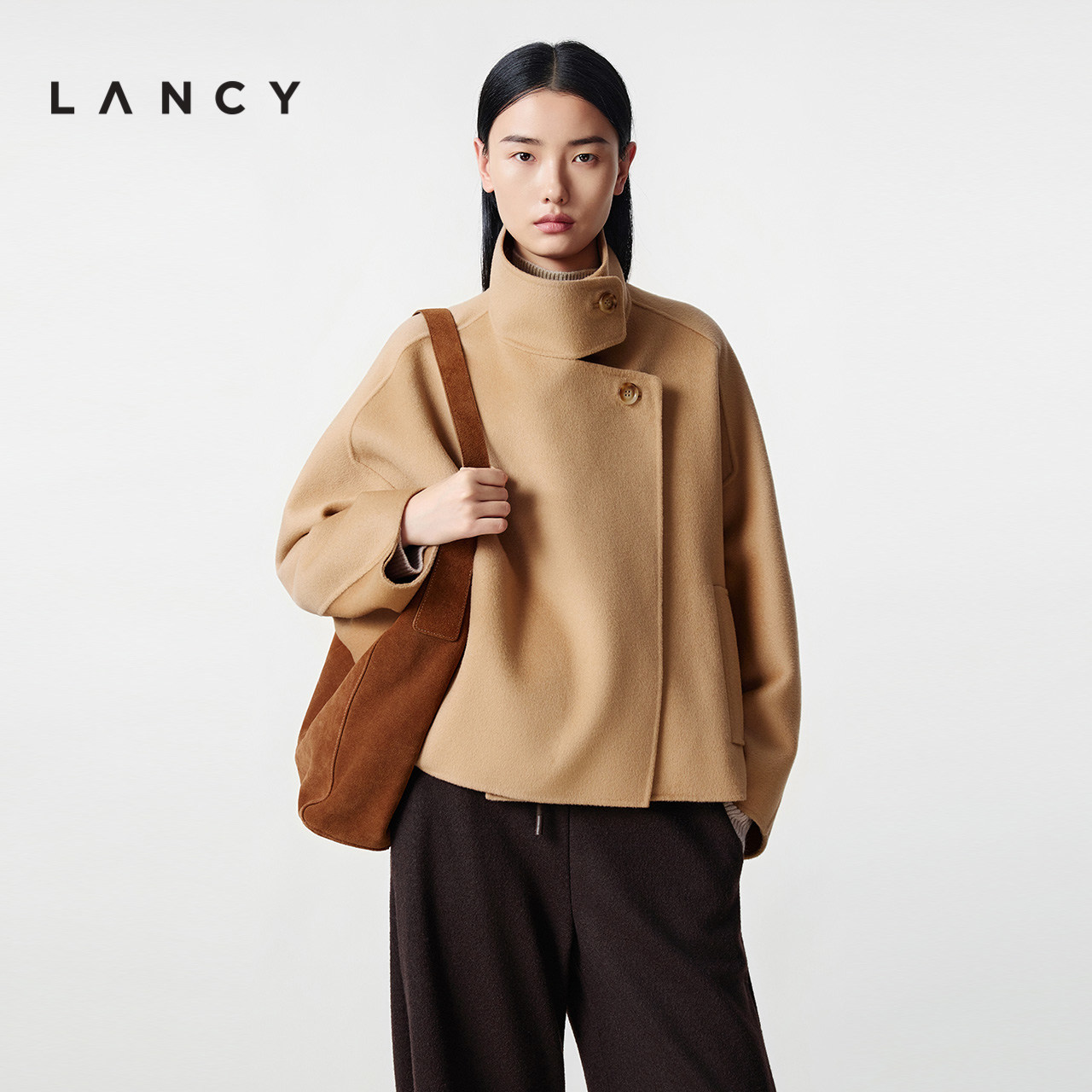 立领斜门襟 缝制纽扣 精纺工艺