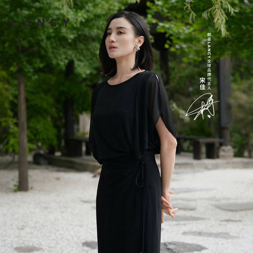 一字领型 双袖开叉 下摆收束