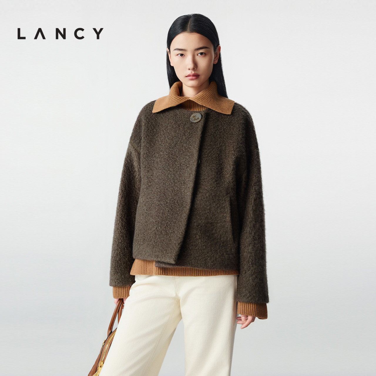 宽松廓形 单扣点缀 圆肩设计