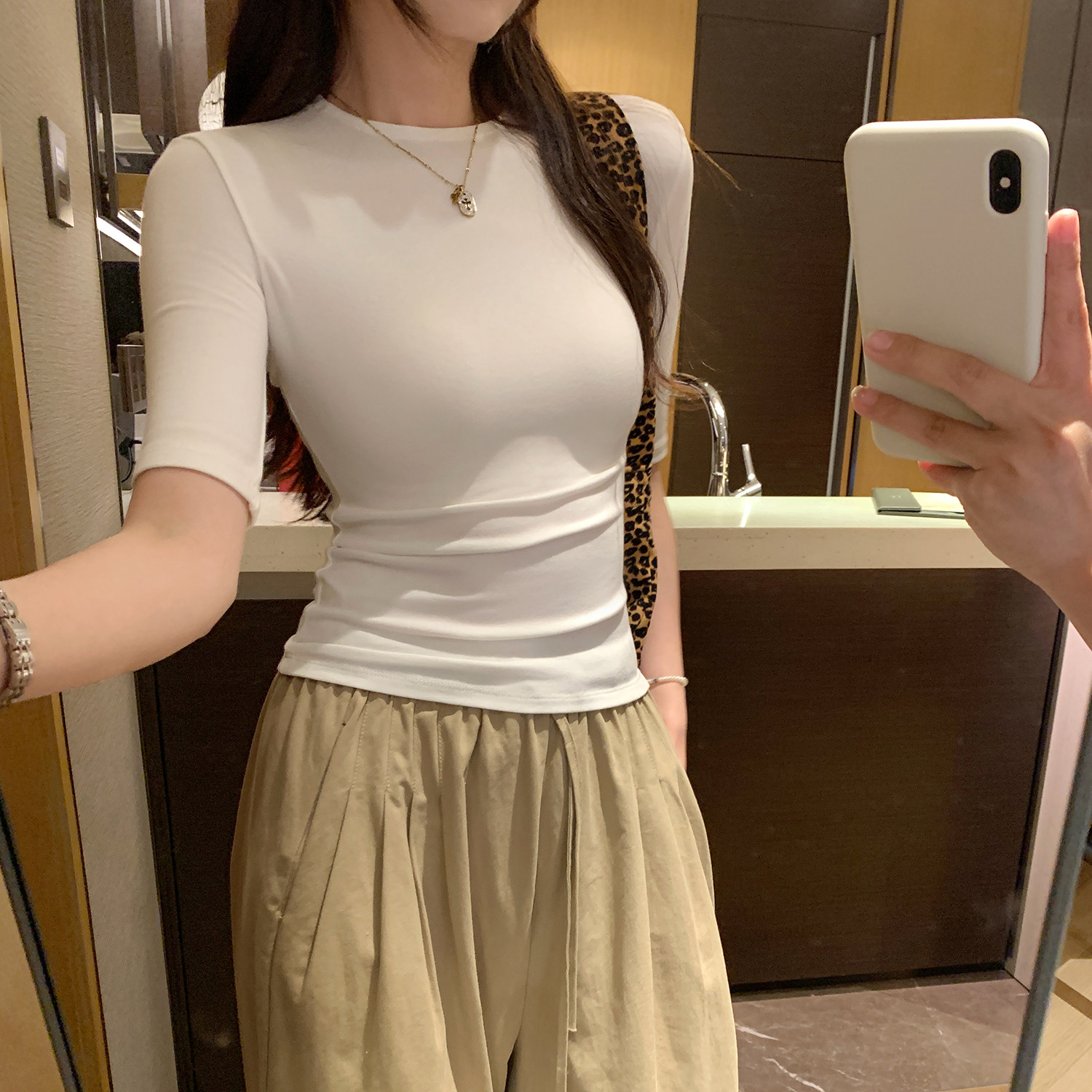 绝美巨好看的白色中袖T恤女夏季