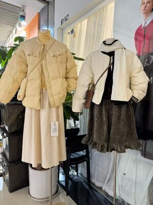 娃娃领羽绒服黄色带包