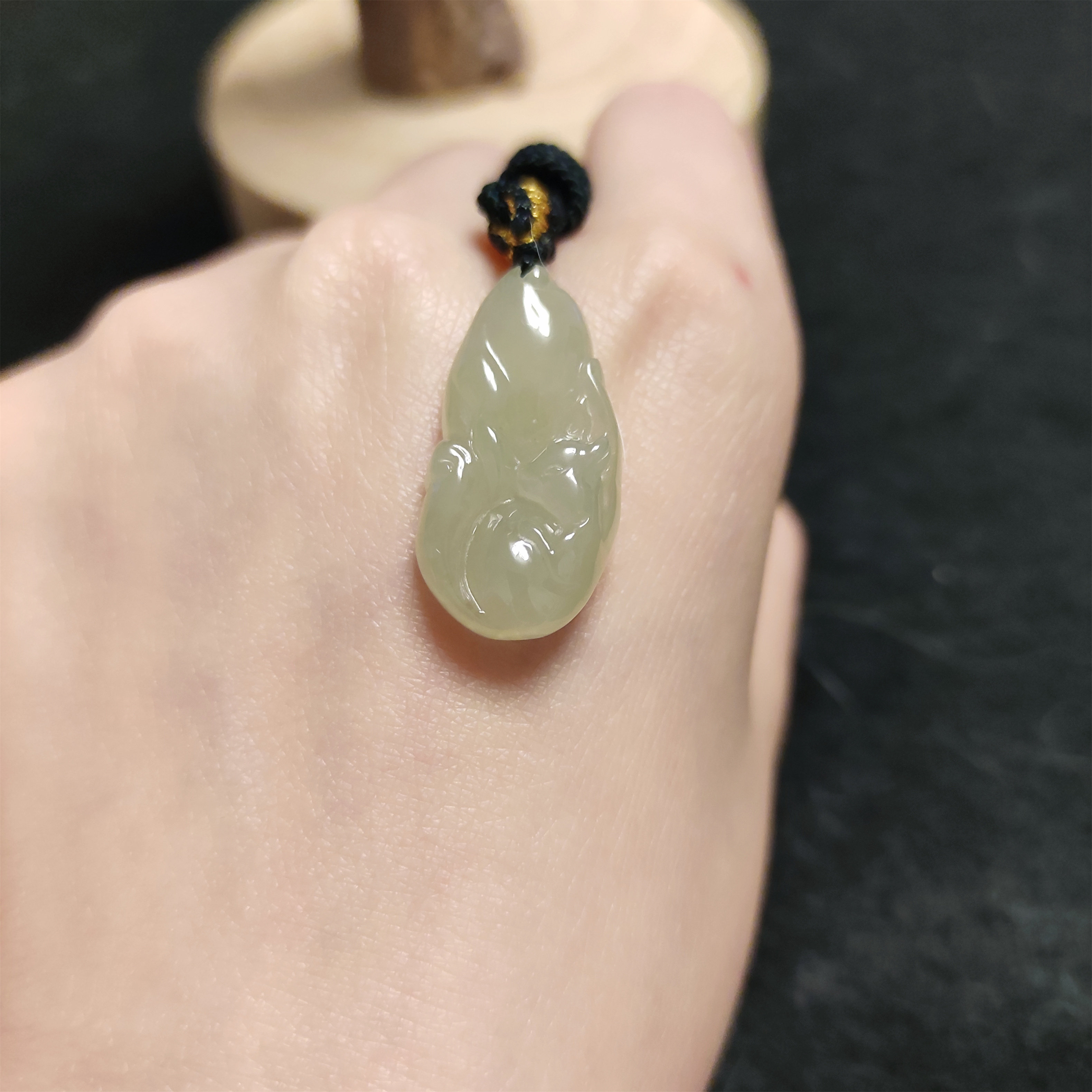 天然翡翠:冰糯种 冰晴绿水冰糖黄 松鼠动物巧雕牌吊坠【已结缘】