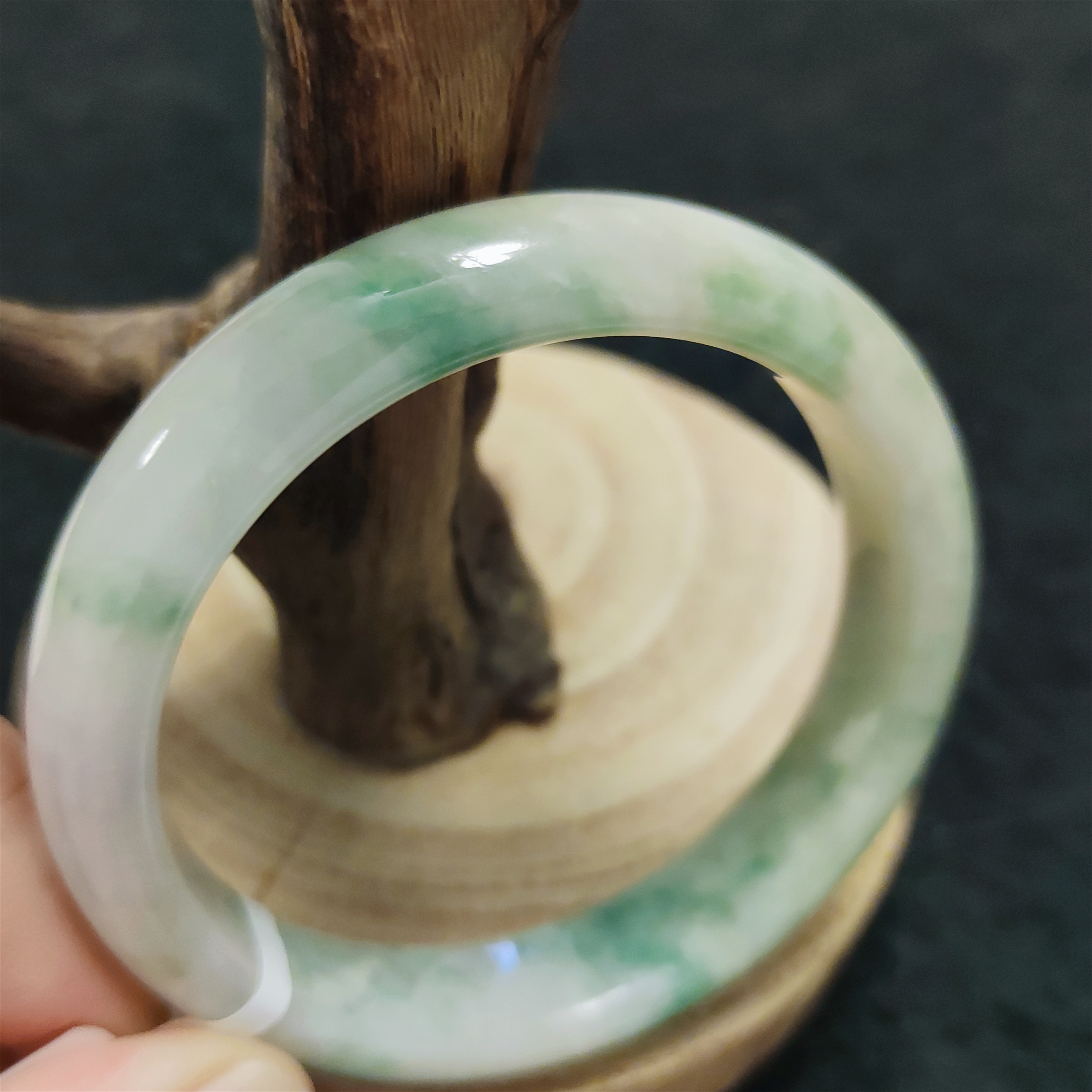 天然翡翠:高细糯化三彩 黄 粉 绿洒金特色正圈56手镯【已结缘】