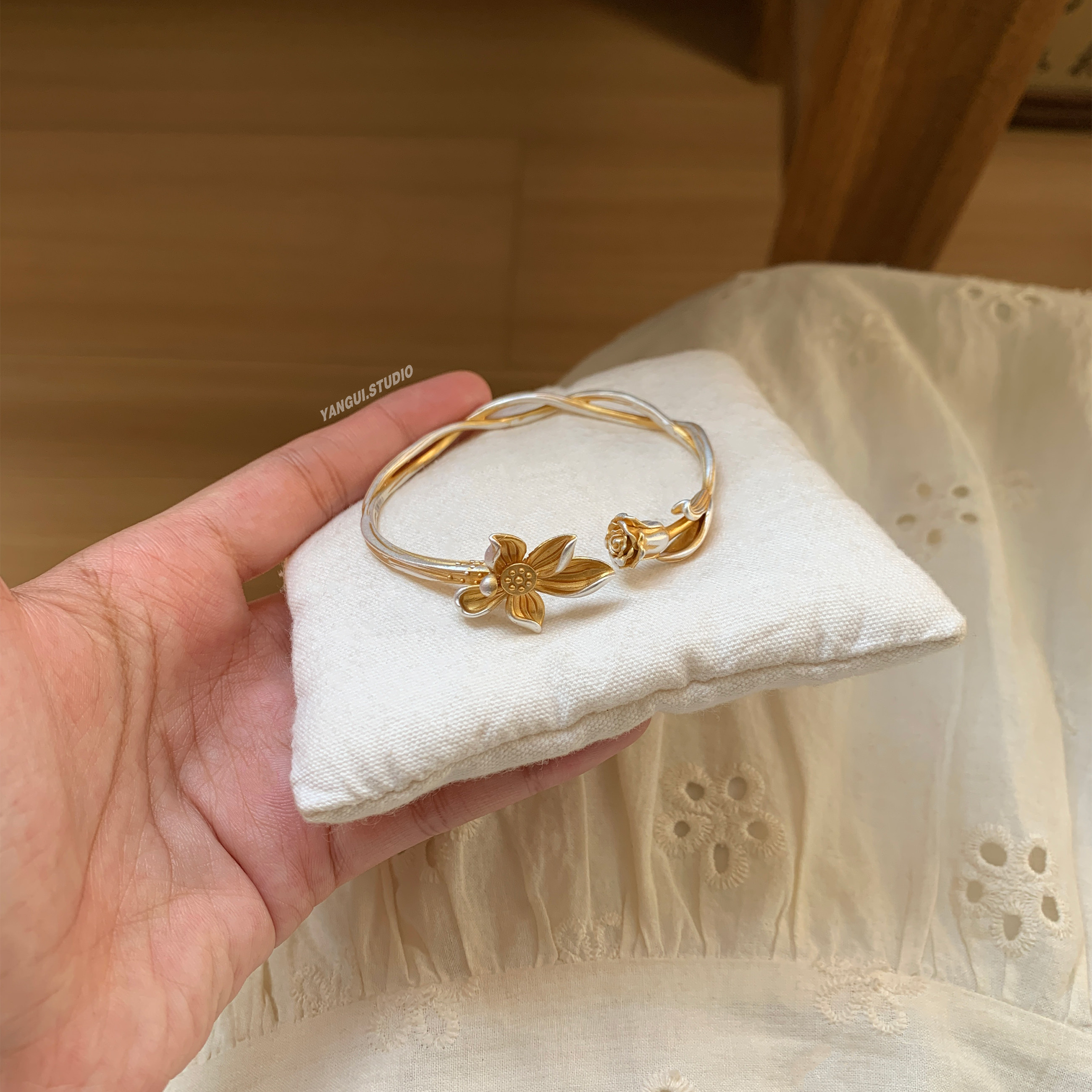 燕归落荷羽国风描金足银重工手镯