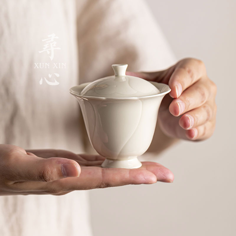 三点水定窑白陶瓷花口高足盖碗图片