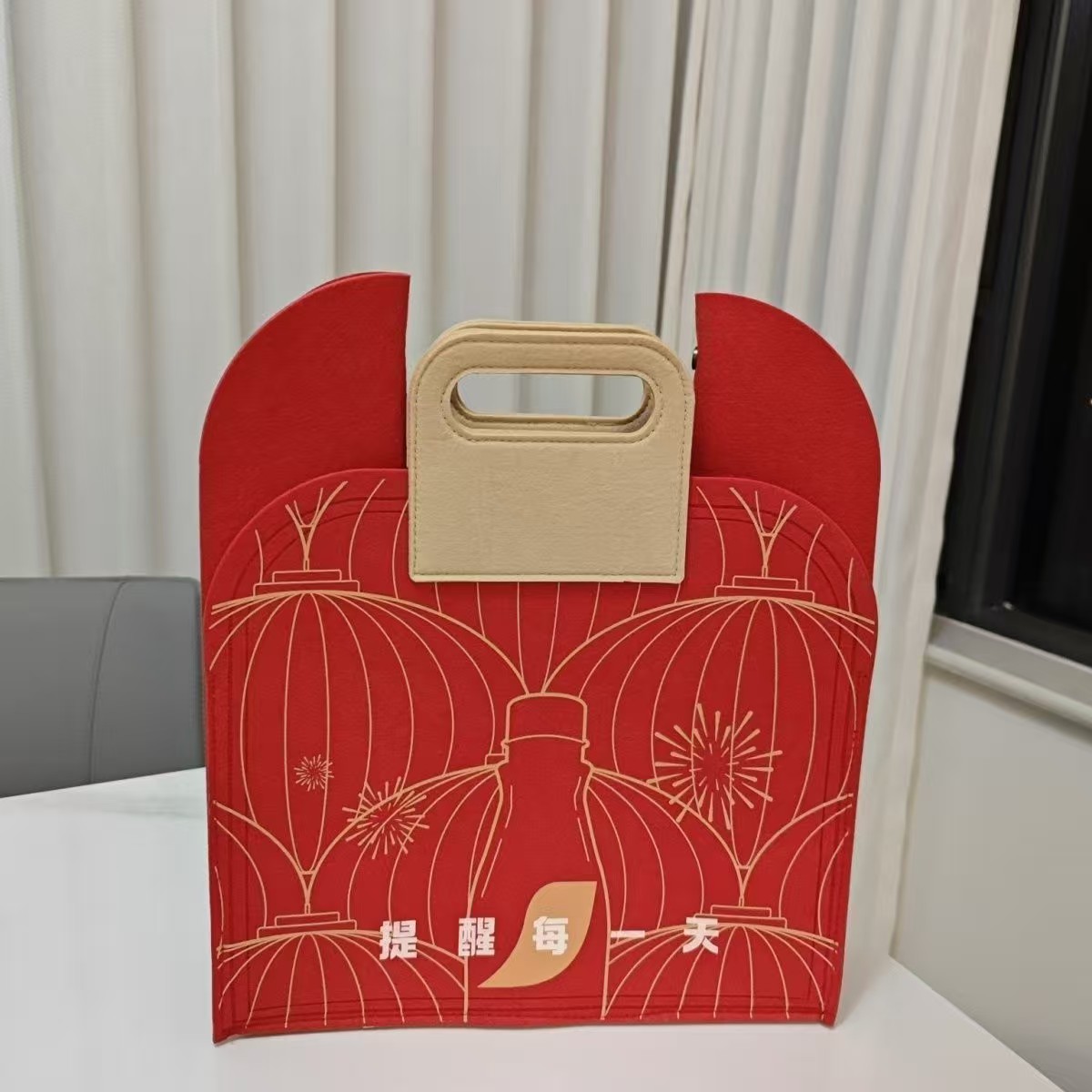 雀巢礼品袋毛毡包圣诞节礼品袋手提袋咖啡礼品袋有雀巢咖啡字样