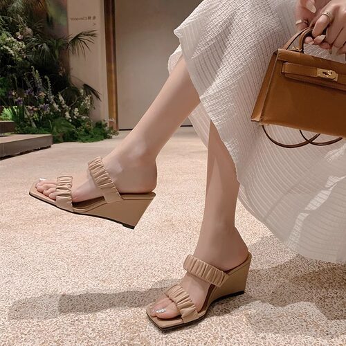 法式方头坡跟拖鞋女外穿真皮仙女风气质褶皱一字带露趾凉鞋夏新款