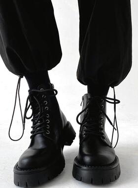 Trendsetters！眼就爱上了这双黑色马丁靴~拉链穿脱非常便捷~